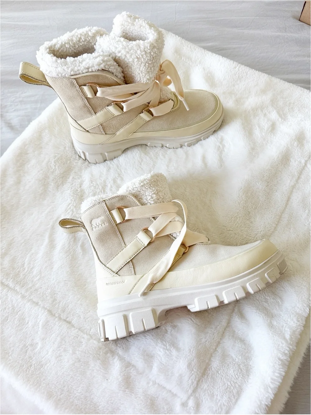 SOREL Tivoli V Resort Waterproof fleece lined boots in cream size 9.5